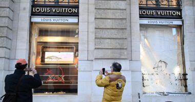 Produtos saqueados de lojas francesas inundam sites de revenda após distúrbios