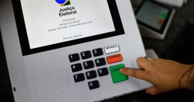 Proíbam os mais velhos, não as mulheres? Futuro de jovens é ameaçado por envelhecimento do eleitor