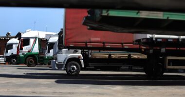 Volume de serviços prestados cai 0,1% em agosto e fica abaixo do esperado