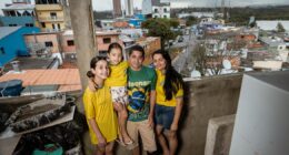 ‘Dívida com Deus e o mundo’ na periferia e ‘medo por democracia’ em bairro rico marcam País dividido