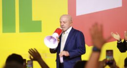 ‘Eu quero ver como Flávio Bolsonaro vai votar na PEC do fim da escala 6x1′, diz Lula