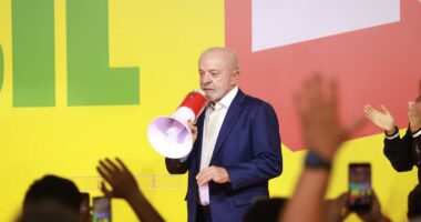‘Eu quero ver como Flávio Bolsonaro vai votar na PEC do fim da escala 6x1′, diz Lula