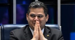 ‘Não falei que ia dar certo?’, diz Alcolumbre a Camilo Santana após aprovação do fim da escala 6x1