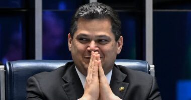‘Não falei que ia dar certo?’, diz Alcolumbre a Camilo Santana após aprovação do fim da escala 6x1
